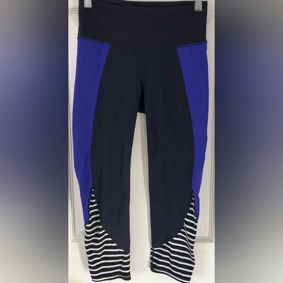 ATHLETA CROPPED COLOR BLOCK CAPRIS.  S - Picture 3 of 6